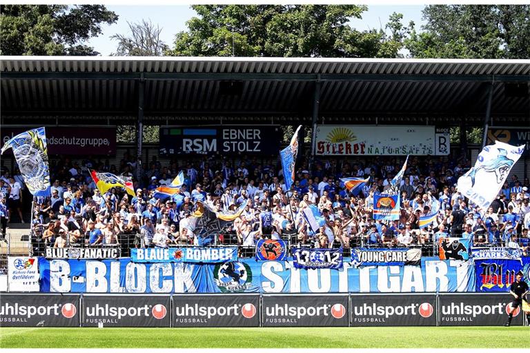 Der B-Block im Gazi-Stadion ist die Heimat der eingefleischten Kickers-Fans.
