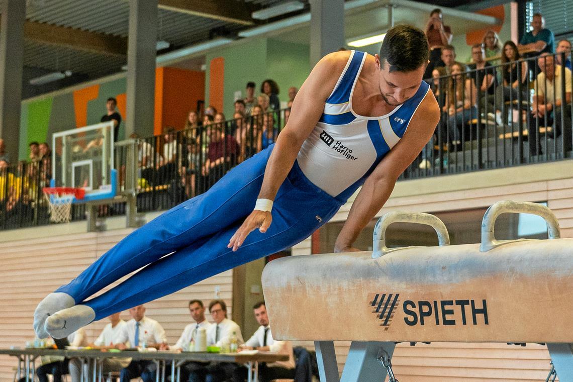 Turner der TSG Backnang machen den Ligaverbleib perfekt Der Backnanger Florian Ellinger zeigt starke Übungen und geht als Topscorer des Wettkampfs hervor. Archivfoto: Christopher Cocks