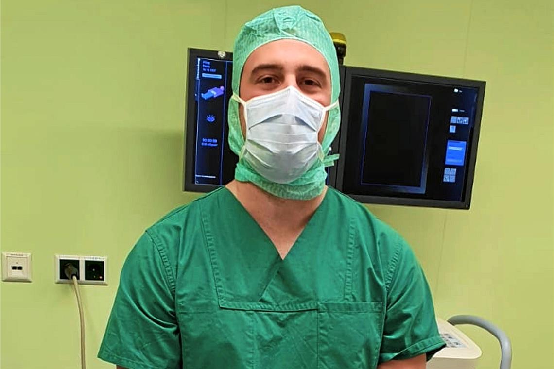 Zwischen Arzthaube und Wasserballmütze Der Backnanger Jan Luca Friedemann: ein Pendler zwischen der Arbeit als Arzt im Operationssaal...
