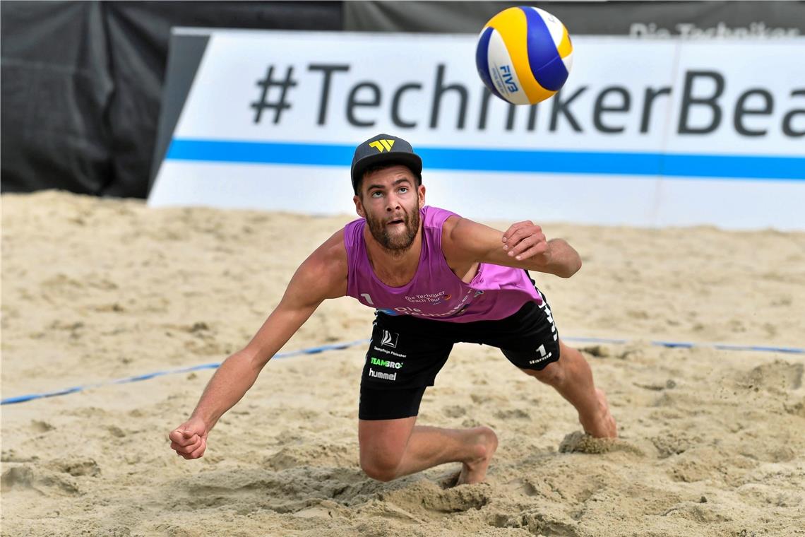 Düsseldorf wird zum Beach-Mekka Der Backnanger Manuel Harms legt sich ins Zeug, um mithilfe der Beach-Liga endlich wieder im Sand am Ball sein zu können. Foto: Imago