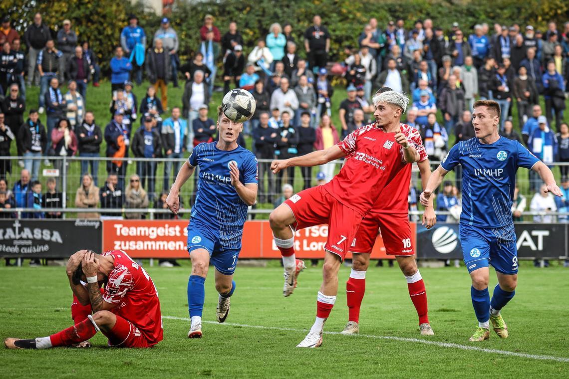 TSG Backnang hält lange gegen die Stuttgarter Kickers die Null Der Backnanger Vincent Sadler (Dritter von links) klärt vor den Kickers-Akteuren Loris und Leon Maier, die in früheren Jahren schon für die TSG am Ball waren. Foto: Alexander Becher