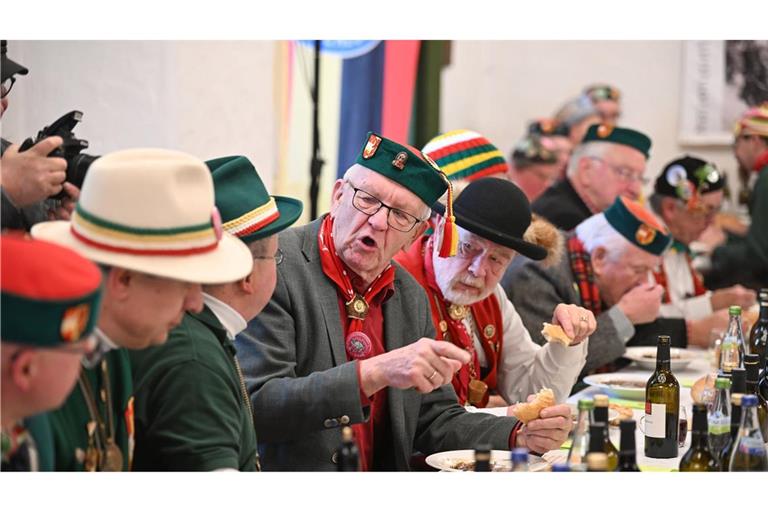 Der baden-württembergische Ministerpräsident Winfried Kretschmann beim Froschkutteln-Essen.