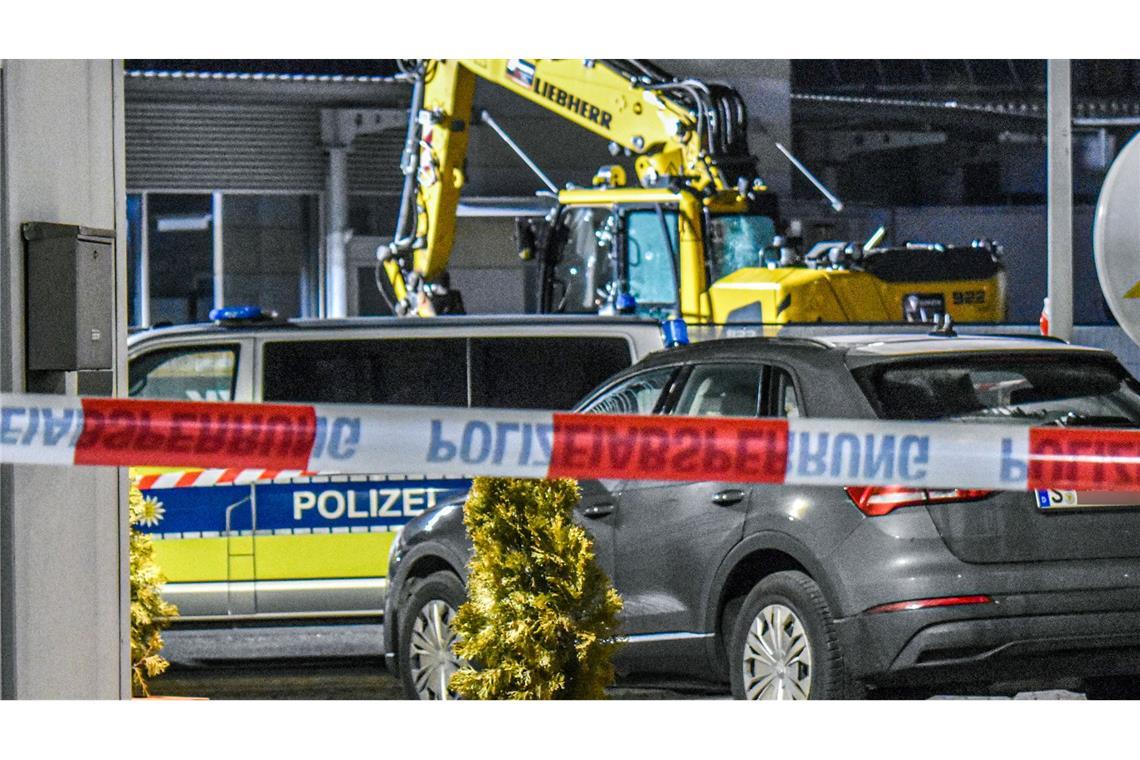 Polizei erschießt Mann nach Zerstörungsfahrt mit Bagger Der Bagger hat eine Schneise der Verwüstung hinterlassen.