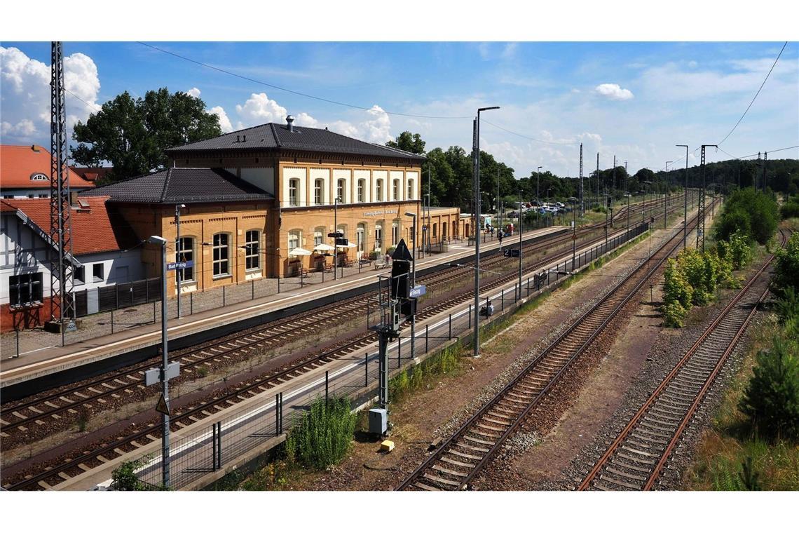Der Deutschen Bahn gehören kaum noch Bahnhofsgebäude Der Bahnhof Bad Belzig wurde schon vor vielen Jahren umfassend saniert - und dient nun als gutes Beispiel einer Weiterentwicklung im Sinne der Verkehrswende. (Archivbild)