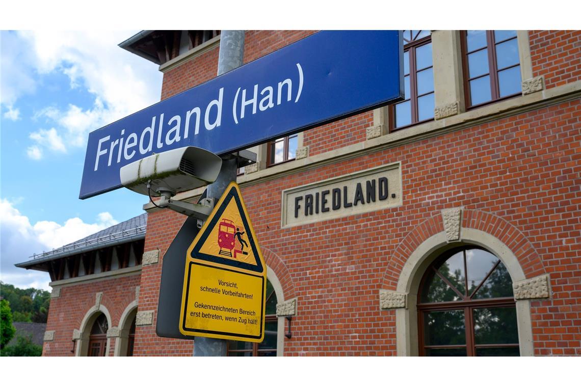 Neue Details: Verdächtiger war am Vortag in Psychiatrie Der Bahnhof Friedland in Südniedersachsen: Hier starb am 11. August eine Jugendliche. (Archivbild)