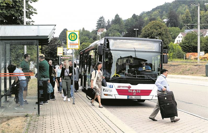Der Bahnhof in Murrhardt ist bereits mit einer barrierefreien Bushaltestelle ausgerüstet. Die Aufnahme zeigt Fahrgäste, die sich beeilen, vom Bus zu den Bahngleisen zu kommen – zuzeiten einer Schienenersatzverkehrsphase. Foto: J. Fiedler