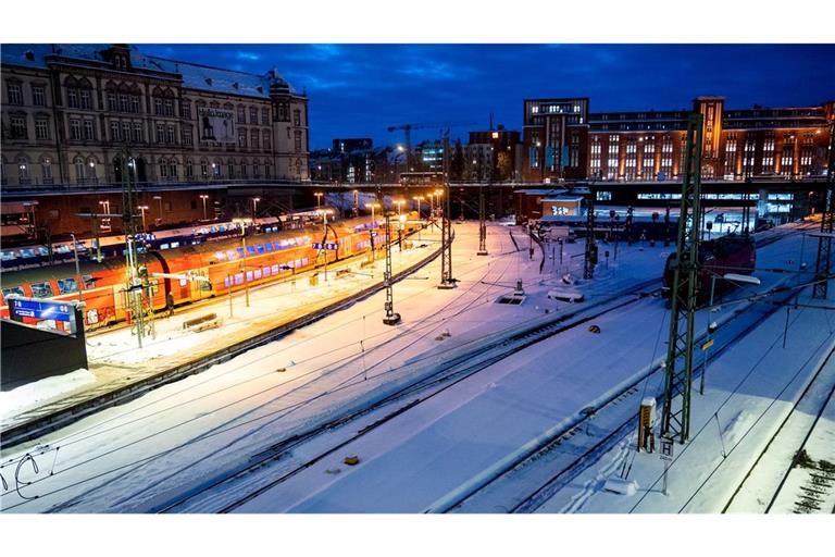 Der Bahnverkehr war im Norden noch weitgehend eingeschränkt.