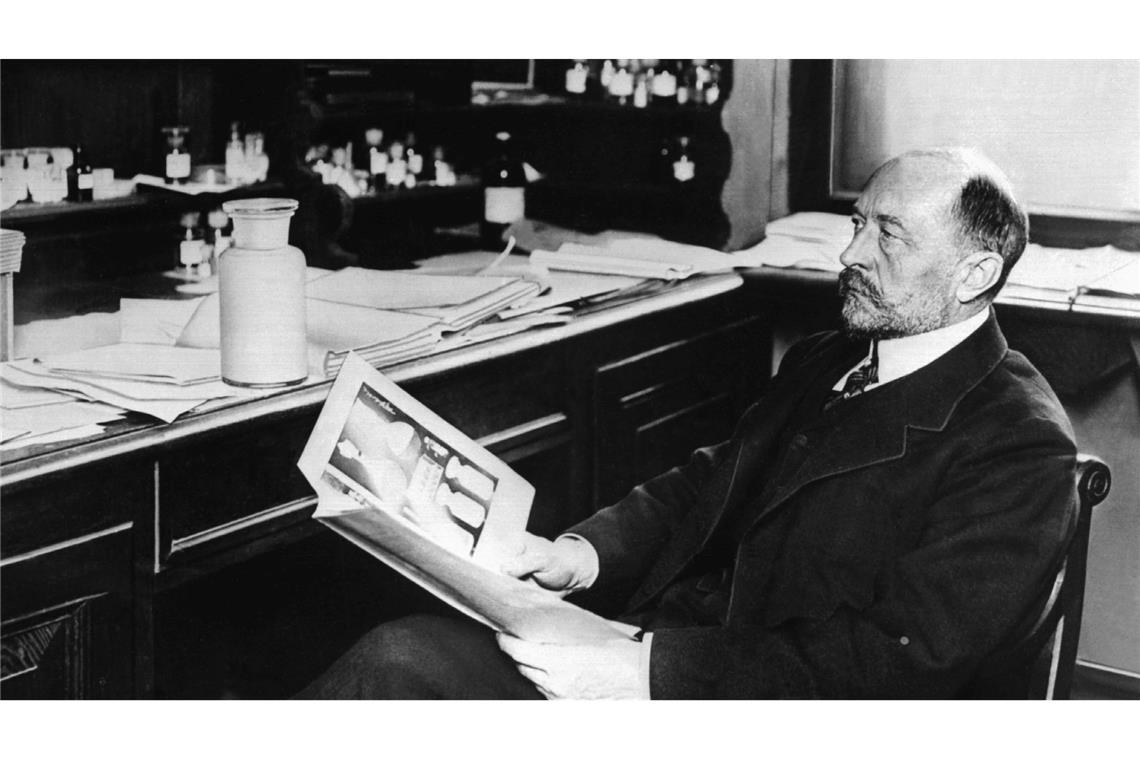 Seltene Diphtherie - Kind stirbt nach monatelangem Kampf Der Bakteriologe Emil von Behring (undatierte Aufnahme) erhielt 1901 für seine Arbeit über Diphtherie den ersten Nobelpreis für Medizin.