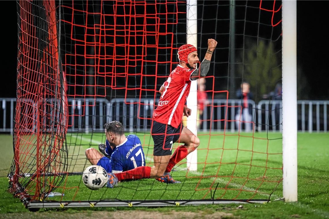 Dominik Salz von der SG Sonnenhof Großaspach bleibt im Fernduell dran Der Ball im Netz, der Torwart geschlagen und Dominik Salz jubelt: Ein Bild, das es in der Oberliga schon 113-mal gab. Foto: Alexander Becher