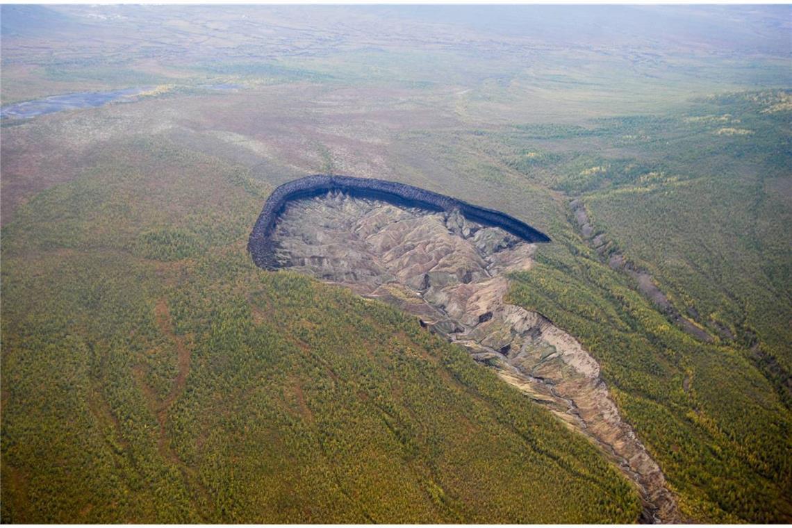 Wo liegt Sibiriens Tor zur Unterwelt? Der Batagaika-Megaslump, wie der Krater auch genannt wird, ist eine Thermokarst-Vertiefung von rund einem Kilometer Länge und etwa 100 Metern Tiefe in der nordostsibirischen Taiga.