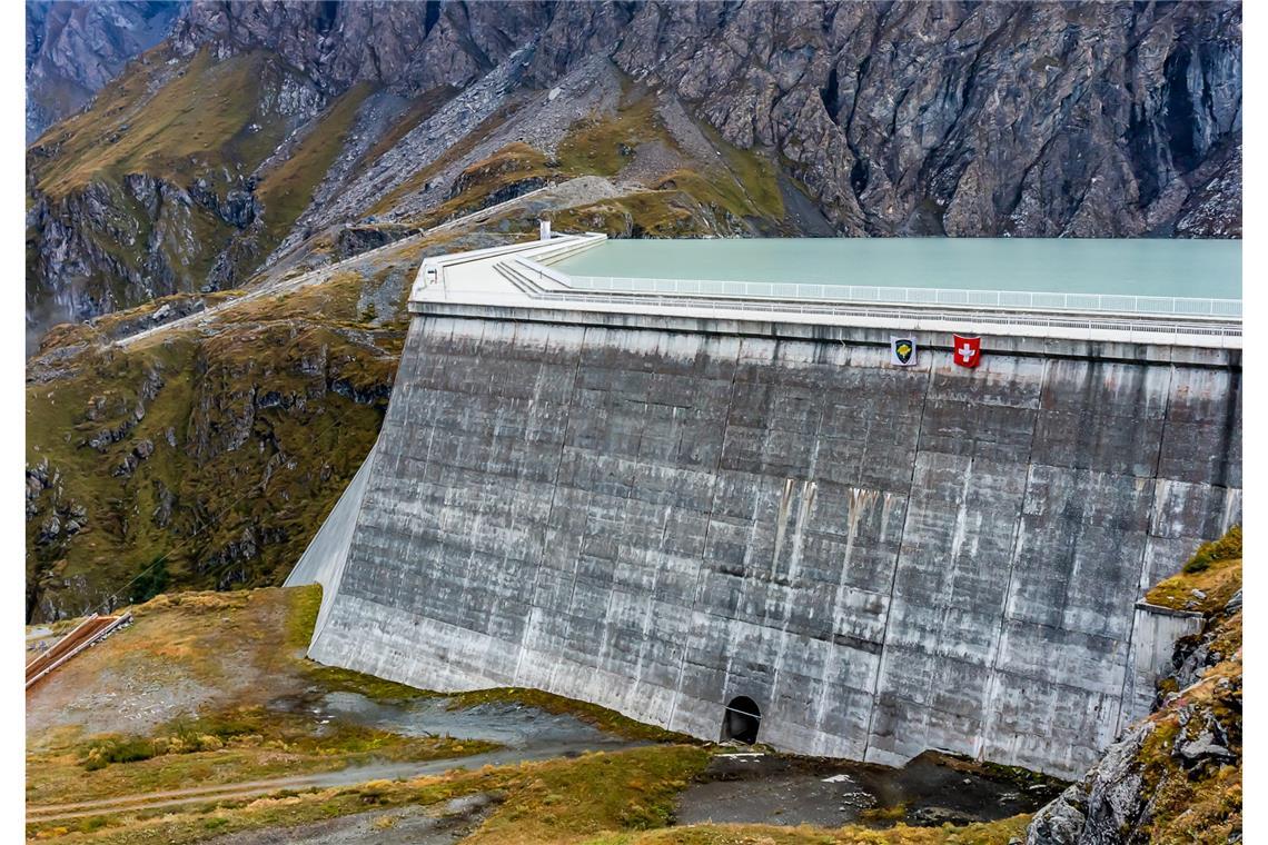 Zugang zu Grande Dixence nach einem Felssturz gesperrt Der Bau der neuen Grande-Dixence-Staumauer dauerte von 1951 bis 1965. Am Bauprojekt waren über 3000 Arbeiter beteiligt. Die Flutung wurde am 17. Juli 1957 durch das Öffnen der alten Staumauer eingeleitet.