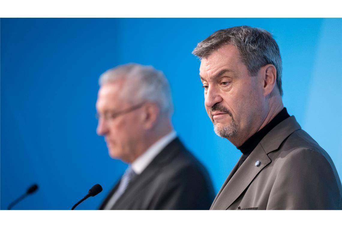 Welche Lehren folgen aus dem Messerangriff in Aschaffenburg? Der Bayerische Ministerpräsident Markus Söder (r, CSU) und Bayerns spricht Innenminister Joachim Herrmann (CSU) sehen die Schuld vor allem beim Bundesamt für Migration und Flüchtlinge (Bamf) und verweisen zudem auf die von ihnen schon länger kritisierte Migrationspolitik der Bundesregierung.