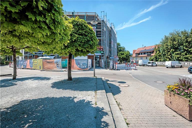 Der Beginn der Einbahnstraßenregelung im Bereich Karlstraße/Nägelestraße wird um rund 50 Meter bis zum Ende des Parkplatzes gegenüber dem Volksbankgebäude verschoben. Das müssen Autofahrer, die von der Karlstraße in Richtung Ochsenkreuzung fahren, künftig wieder beachten. Foto: Stefan Bossow