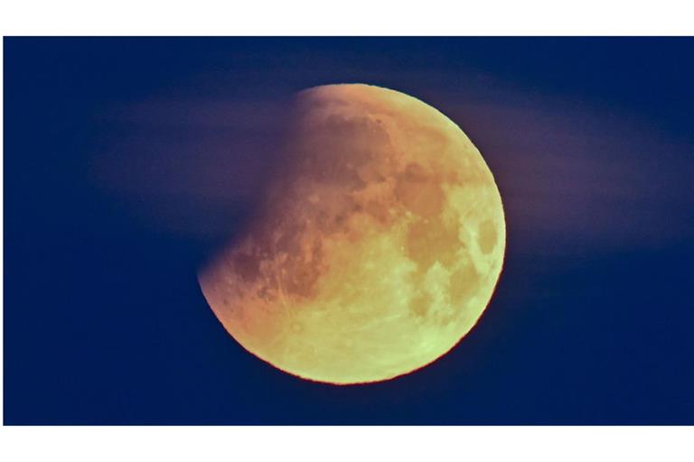 Der Beginn einer Mondfinsternis ist am frühen Morgen am Himmel über dem brandenburgischen Jacobsdorf zu sehen.