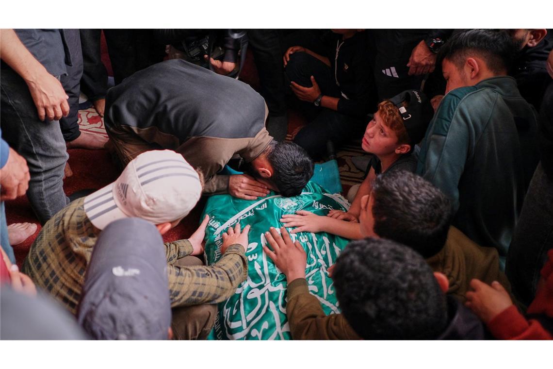 Der bei einem israelischen Militärangriff getötete Hamas-Kommandeur wurde in Gaza beigesetzt.