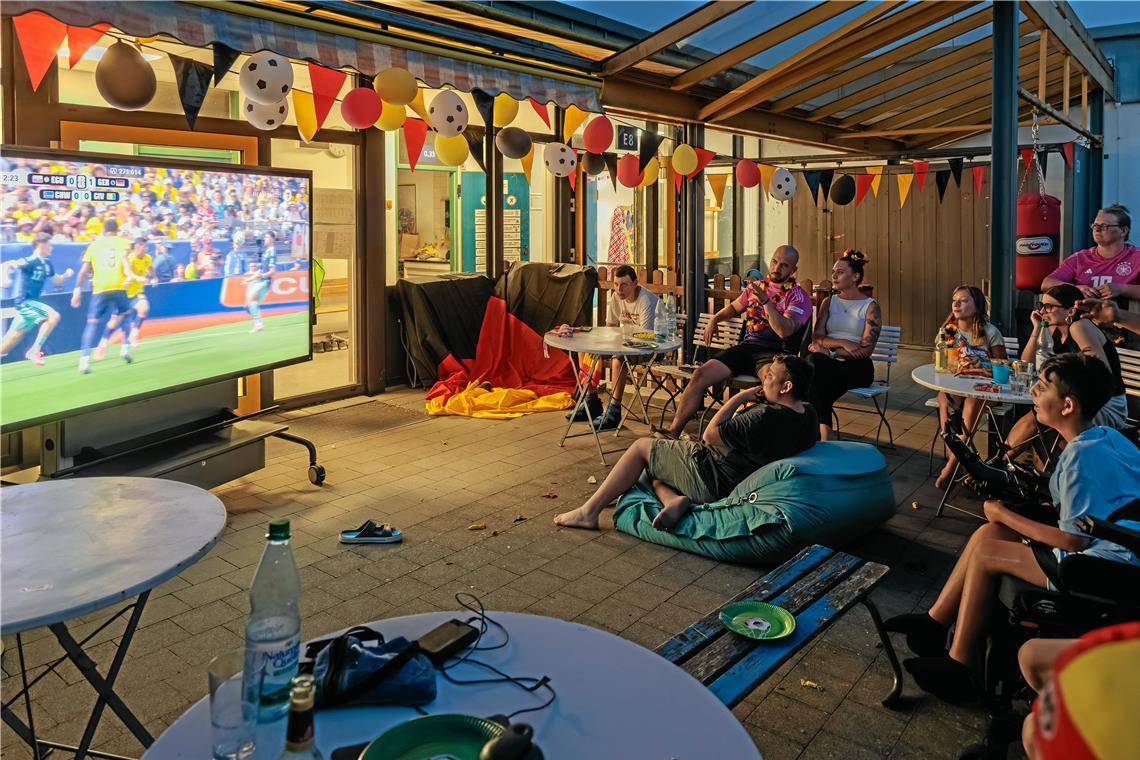 Der Bereich vor einem Klassenzimmer ähnelt einem kleinen Biergarten, auf der Leinwand läuft das Deutschlandspiel. Beim gemeinsamen Fußballschauen herrscht gute Stimmung in der Bodelschwinghschule Murrhardt. Foto: Stefan Bossow