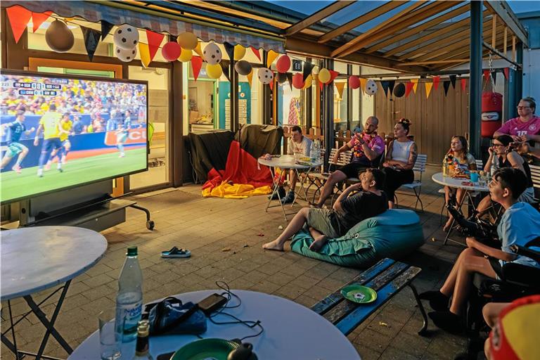 Der Bereich vor einem Klassenzimmer ähnelt einem kleinen Biergarten, auf der Leinwand läuft das Deutschlandspiel. Beim gemeinsamen Fußballschauen herrscht gute Stimmung in der Bodelschwinghschule Murrhardt. Foto: Stefan Bossow
