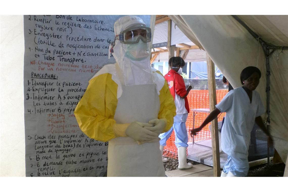 Der Berliner Arzt Maximilian Gertler bei einem Ebola-Einsatz für Ärzte ohne Grenzen (Handout)
