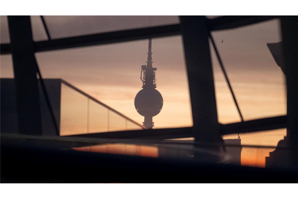 Bilder des Tages Der Berliner Fernsehturm durch die Scheiben der Reichstagskuppel.