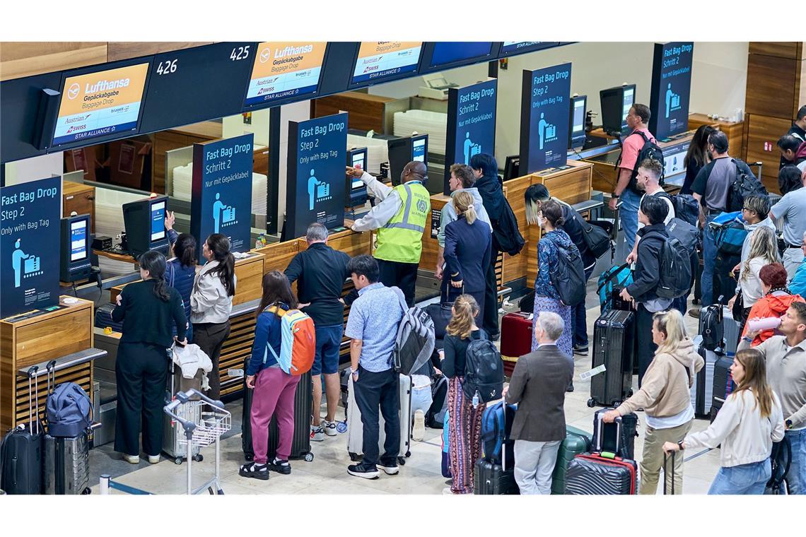 Nach Cyberangriff: Berliner Airport wartet auf Normalbetrieb Der Berliner Flughafen ist weiterhin von einem Cyberangriff auf einen IT-Dienstleister betroffen.