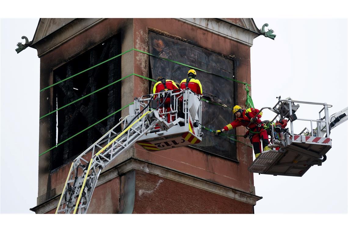 Bilder des Tages Der beschädigte Turm wird mit Spanngurten gesichert