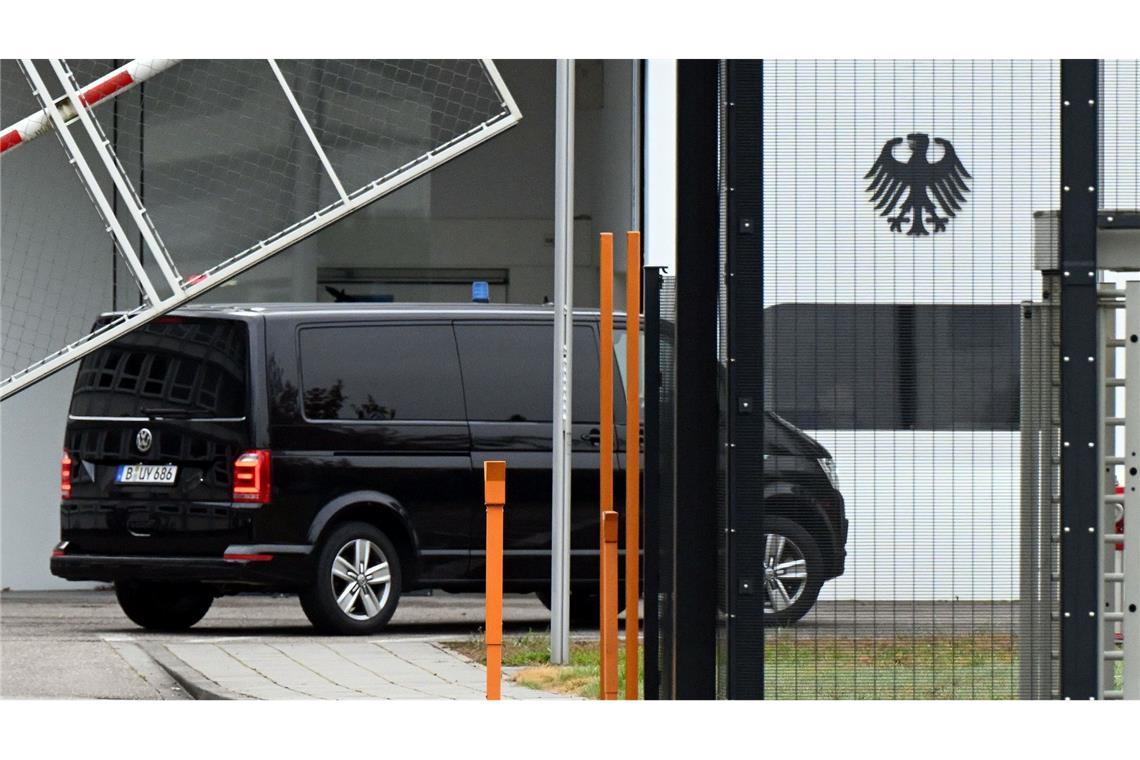 Der Beschuldigte wurde zum Ermittlungsrichter des BGH nach Karlsruhe gebracht.