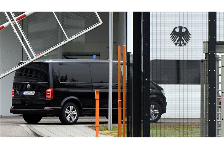 Der Beschuldigte wurde zum Ermittlungsrichter des BGH nach Karlsruhe gebracht.