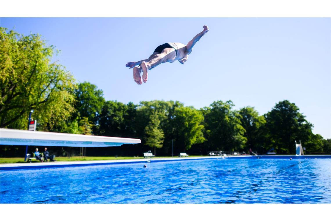 Umfrage: Schwimmbadbesuch könnte teurer werden Der Besuch im Freibad könnte für viele teurer werden. (Archivbild)