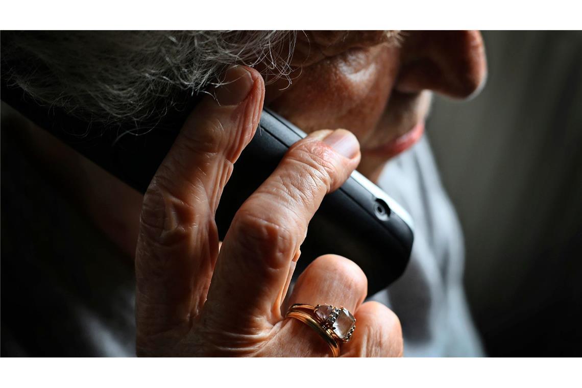 Falscher Polizist überlistet Frau am Telefon – Zeugen gesucht Der Betrüger meldete sich per Telefon bei der Frau. (Symbolbild)