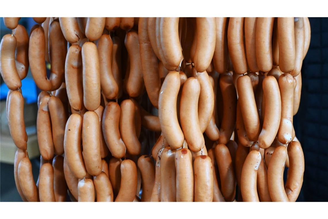 Der Betrunkene soll nach seinem Einbruch ein paar Würste gegessen haben. (Archivbild).