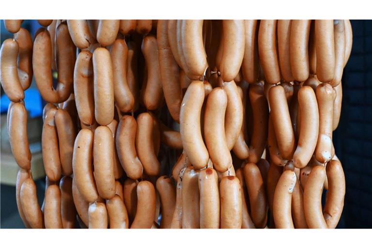 Der Betrunkene soll nach seinem Einbruch ein paar Würste gegessen haben. (Archivbild).