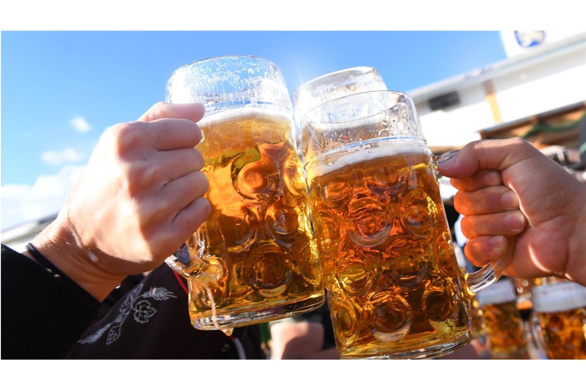 Wiesn-Bier kostet bis zu 15,80 Euro Der Bierpreis auf der Wiesn steigt auch im Jahr 2025. (Symbolbild)