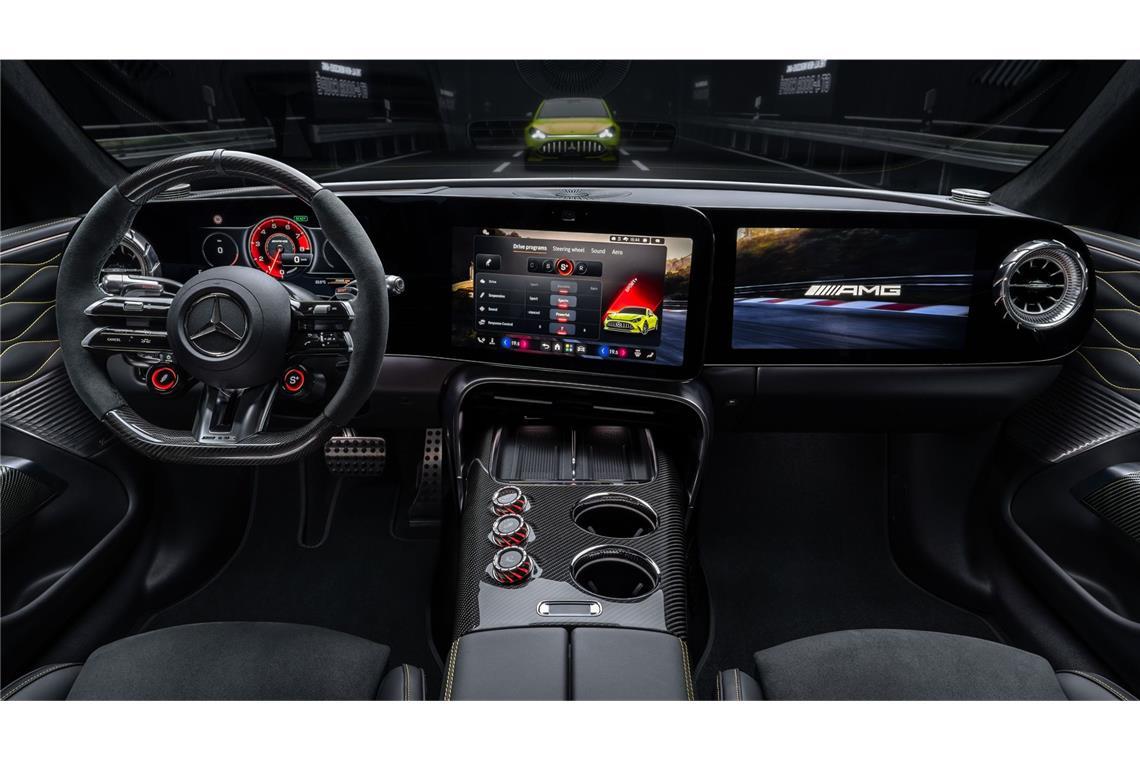 Der Bildschirm im Cockpit ist leicht zum Fahrer gedreht. Für einen Aufpreis gibt es auch für den Beifahrer ein Display. Neu sind auch drei Drehregler in der Mittelkonsole, mit denen der Fahrer individuell das Ansprech-, Kurven- und Schlupfverhalten einstellen kann.