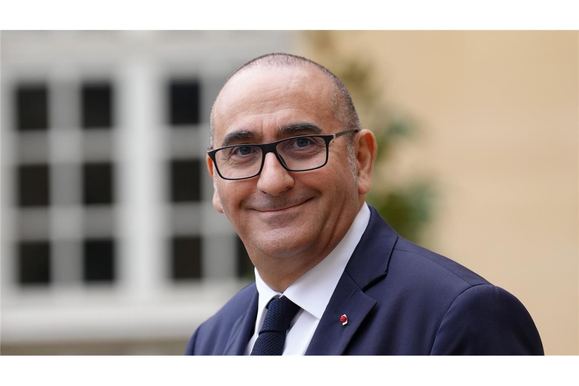 Schwerer Start für Regierung in Paris - Misstrauensanträge