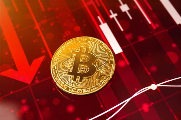 Der Bitcoin-Kurs ist am Donnerstag deutlich gefallen und hat einen neuen Tiefstand seit Mitte April erreicht. Die wichtigsten Hintergründe und Entwicklungen im Überblick.