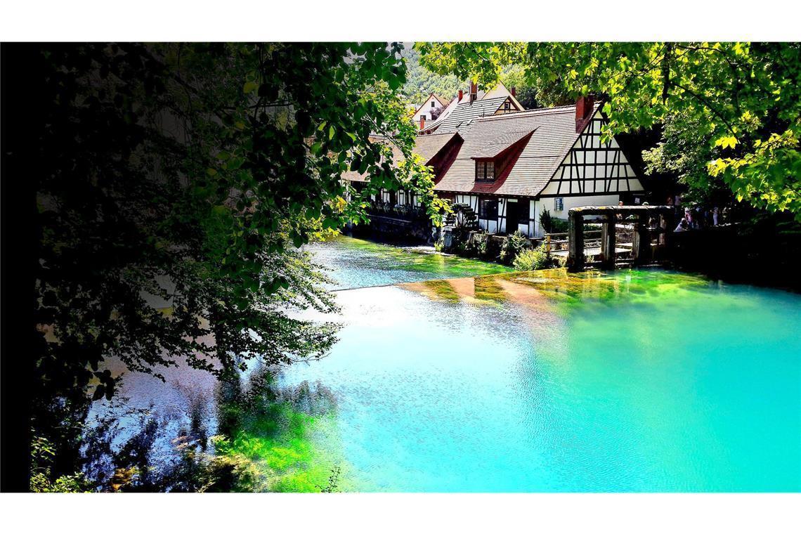 Blautopf in Blaubeuren wieder für alle Besucher geöffnet Der Blautopf mit seinem leuchtend blauen Wasser.