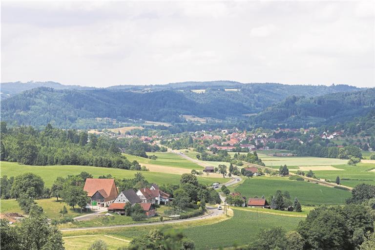 Der Blick auf Fornsbach von der Schanze aus. Die Bürger sollten durch die Eingemeindung Unterstützung bei der Infrastruktur bekommen, wuchern konnten sie wiederum mit ihrem Pfund Waldsee und das zugehörige Freizeitgebiet. Archivfoto: J. Fiedler