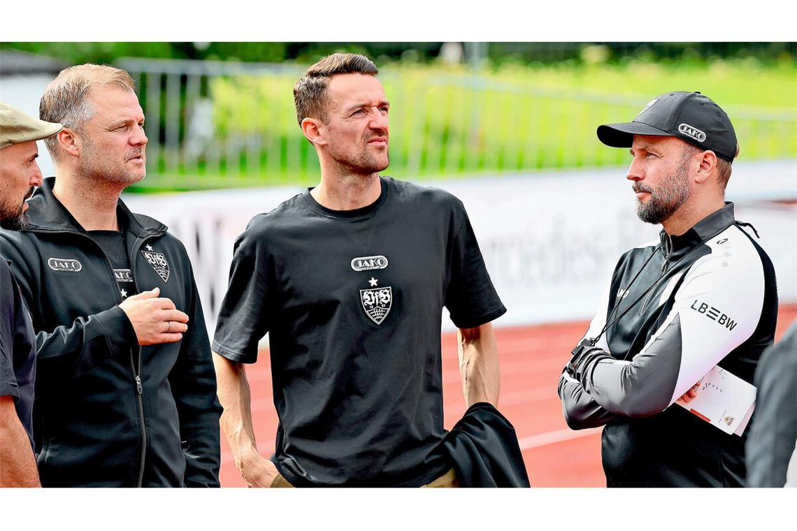 Das Ende der Diskussionen Der Blick beim VfB Stuttgart richtet sich nach vorne: Sportvorstand Fabian Wohlgemuth, Sportdirektor Christian Gentner und Trainer Sebastian Hoeneß (von links)