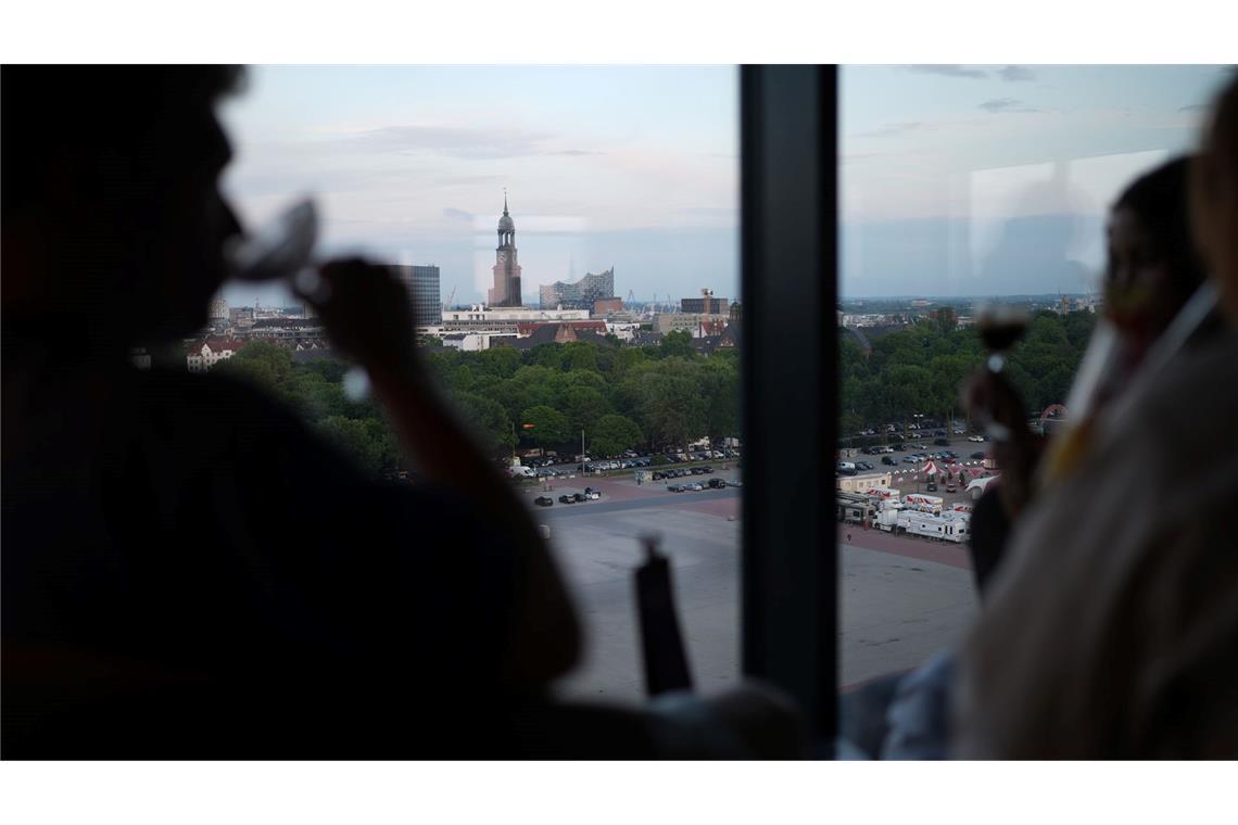 Einkehr mit Aussicht in deutschen Metropolen Der Blick über Hamburg aus der Bar "Karo & Paul" im Bunker in St. Pauli ist ein Erlebnis.