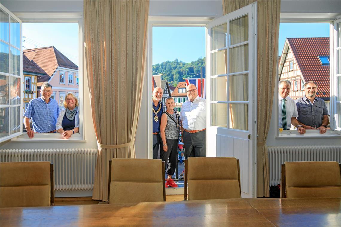 Was britisch-deutsche Bande ausmachen Der Blick vom Balkon des Rathaussaals auf den Murrhardter Marktplatz – kurz fürs Foto gewendet – mit Stadtrat Gerd Linke, Stadträtin Sonja Allinger-Helbig, Bürgermeister Philip Campagna mit seiner Gattin Karin, Bürgermeister Armin Mößner sowie den beiden Stadträten Andreas Winkle und Klaus-Peter Dörrscheidt (von links).