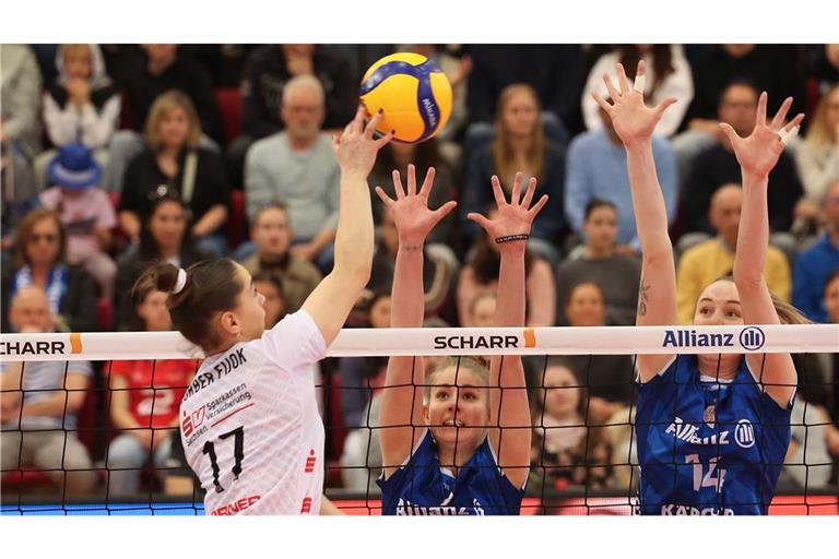 Der Block muss stehen: Für die Stuttgarter Volleyballerinnen um Pia Kästner (Mi.) und Kelsey Veltman geht es gegen den Dresdner SC um den Einzug in die Finalserie der Play-offs.