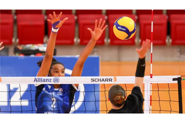 Der Block steht: Leilani Slacanin im Testspiel von Allianz MTV Stuttgart gegen den VC Kanti Schaffhausen