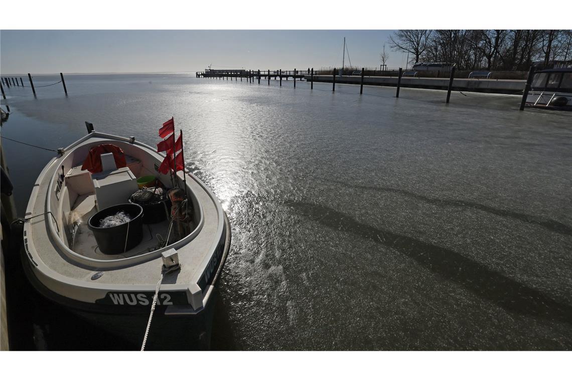 Der Boddenhafen des Ostseebades in Wustrow ist nach wie vor mit dickem Eis bedeckt.