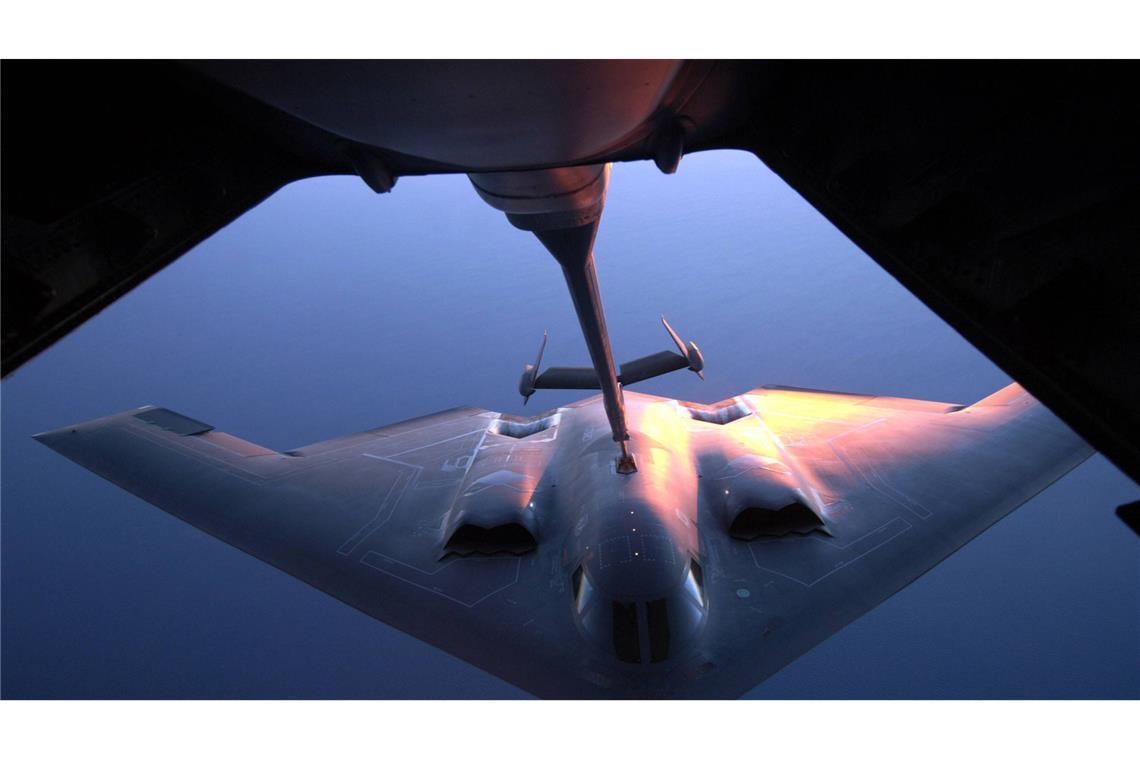 Der B-2 „Spirit“ – das teuerste Flugzeug aller Zeiten Der Bomber kann auch in der Luft betankt werden.