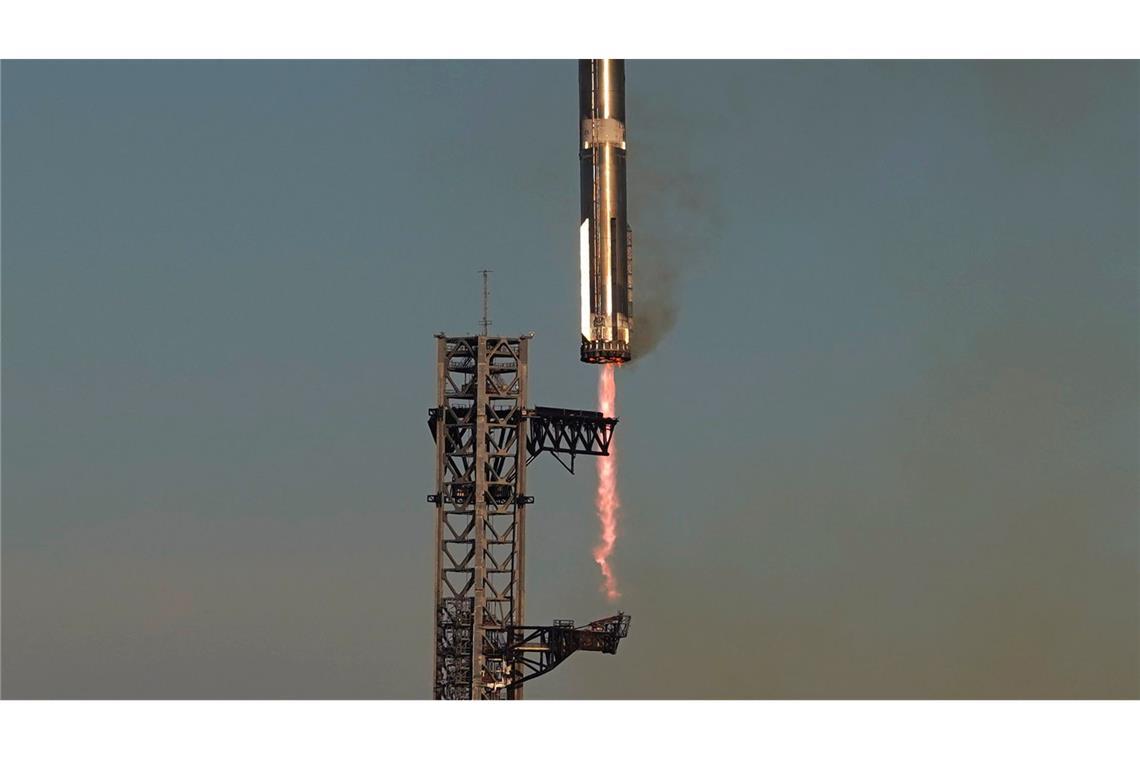 Bilder des Tages Der Booster der Rakete Starship von SpaceX kehrt während eines Testflugs von der Starbase in Boca Chica zur Startrampe zurück.
