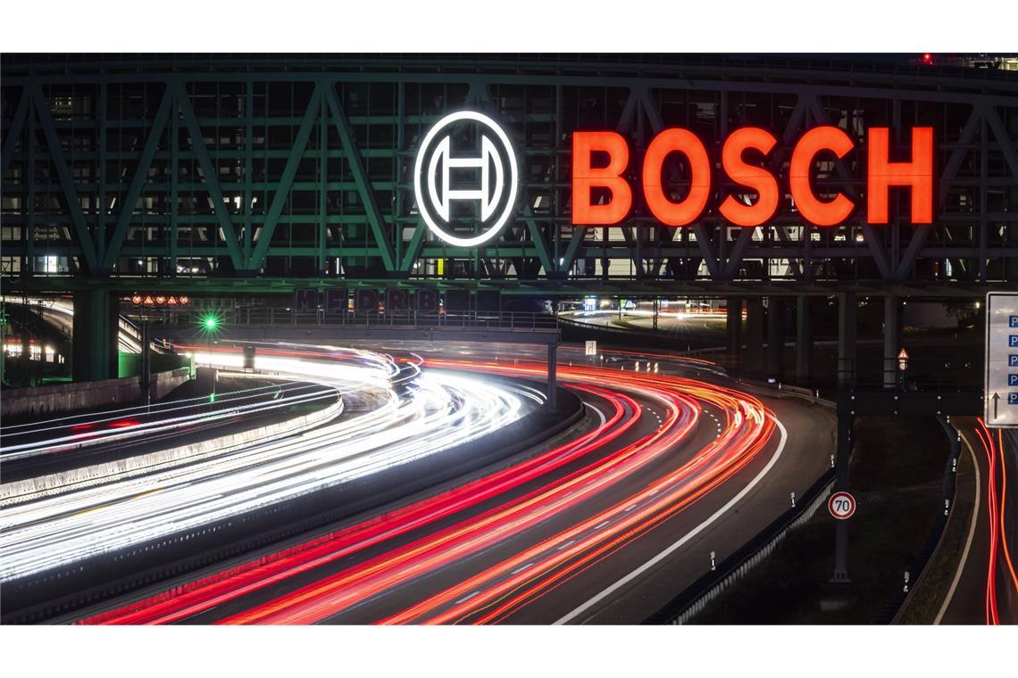 Testen Sie Ihr Wissen zu Bosch Der Bosch-Schriftzug ist auch über der Autobahn A8 am Parkhaus der Stuttgarter Messe zu sehen.