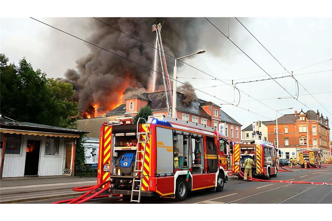 Der Brand brach im Dachgeschoss aus.