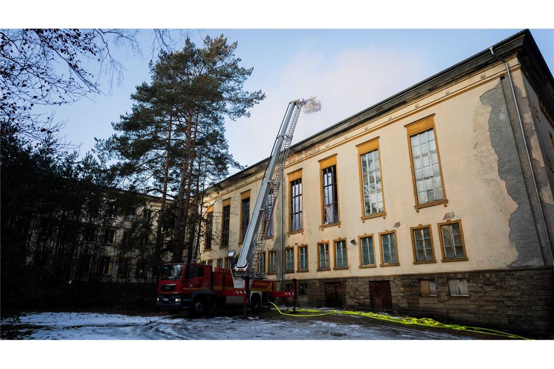 Der Brand breitete sich in einem ehemaligen Lehrgebäude aus.