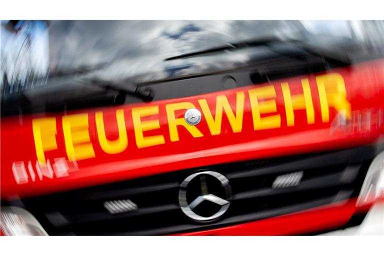 Der Brand eines Wohnhauses konnte innerhalb kurzer Zeit gelöscht werden, die Suche nach den vier Kindern im Dachgeschoss dauerte hingegangen lange. (Symbolbild)