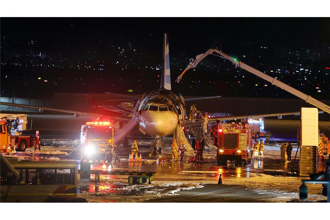 Flugzeug im südkoreanischen Busan geht in Flammen auf Der Brand ereignete sich am Flughafen der Stadt Busan.